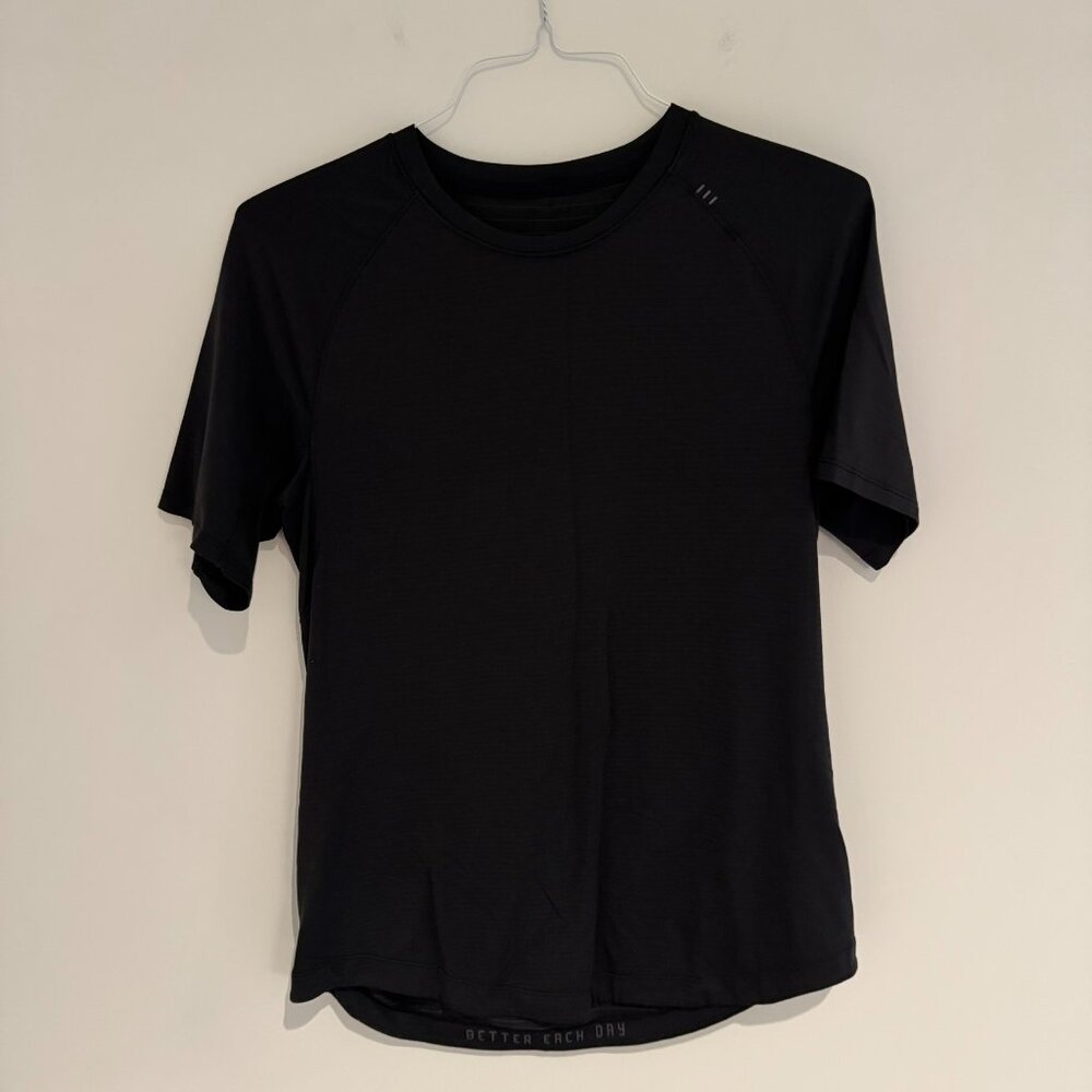 Lululemon Black License to Train Shirt Size Small Like New